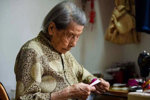 百岁“布鞋奶奶”40多年缝制爱心布鞋万余双